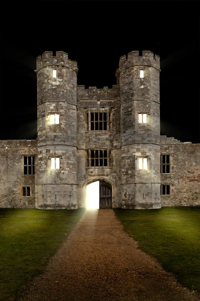 Alte Burg bei Nacht mit Lichtern, die durch Fenster scheinen — Stockfoto