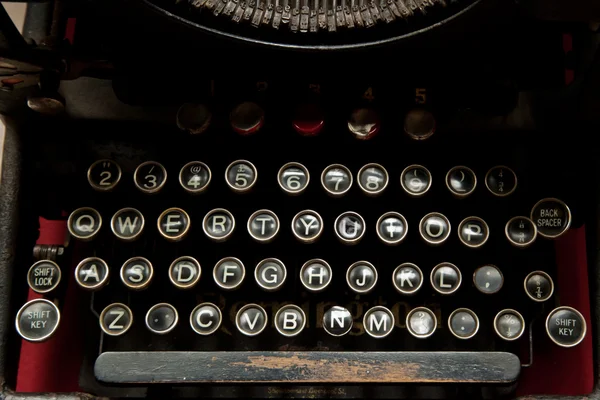 Антикварная пишущая машинка — стоковое фото
