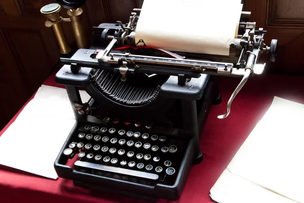 Παλαιά γραφομηχανή και χαρτί στο γραφείο των συγγραφέων — Φωτογραφία Αρχείου