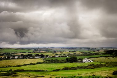 cornwall, İngiltere'de yüksek bir görünümden fırtınalı gökyüzü manzara