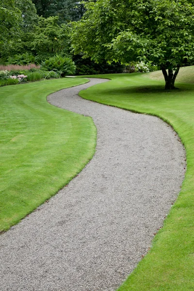 Garden path leading into the distance — Stock Photo, Image