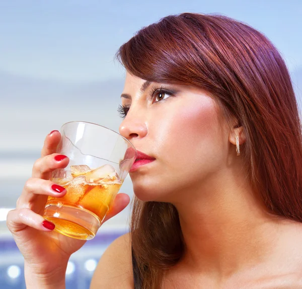 Kvinna med glas whisky — Stockfoto