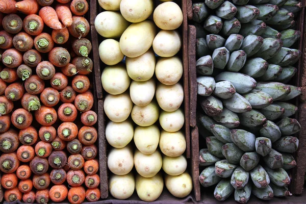 Zanahorias, plátanos verdes y berenjenas blancas — Foto de Stock