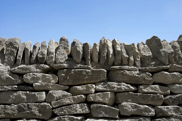 Kamienne ściany i niebieski niebo — Zdjęcie stockowe