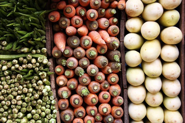 Okra, cenouras e beringelas brancas — Fotografia de Stock