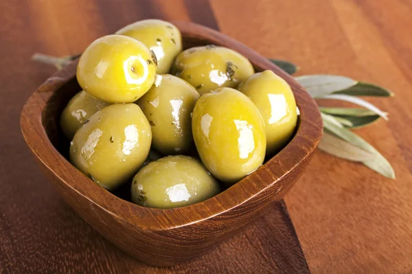 Gröna oliver i skål — Stockfoto