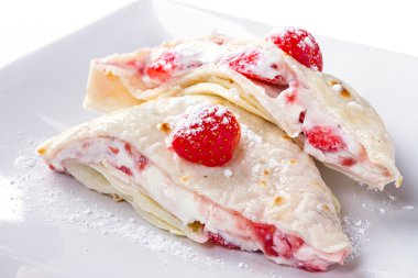 mascarpone peyniri krep taze çilek ile