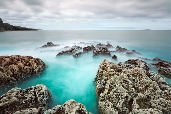 Скалистые пейзажи Атлантического океана — стоковое фото