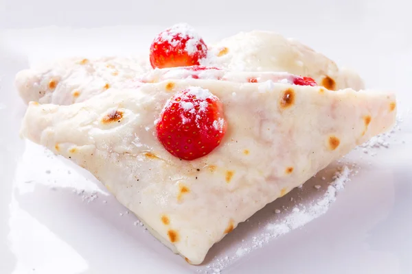 Pannenkoeken mascarpone kaas met verse aardbeien — Stockfoto