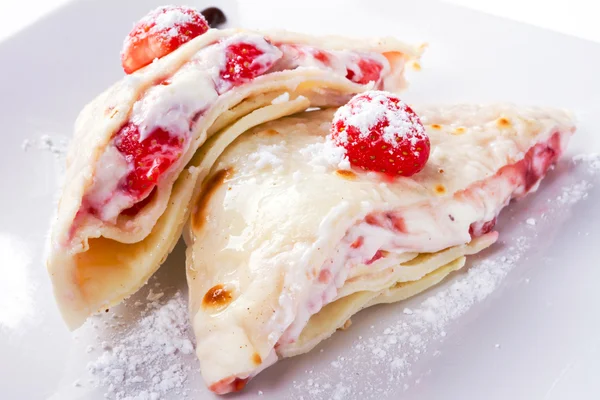 Mascarpone ost pannkakor med färska jordgubbar — Stockfoto