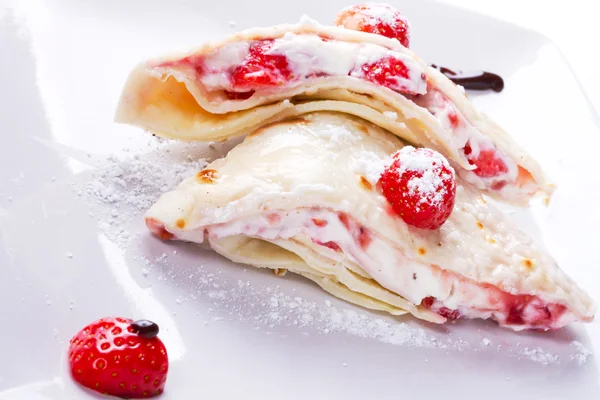 Mascarpone cheese pancakes with fresh strawberries — Stock Photo, Image