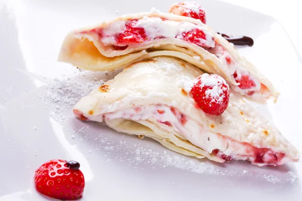 Pannenkoeken mascarpone kaas met verse aardbeien — Stockfoto