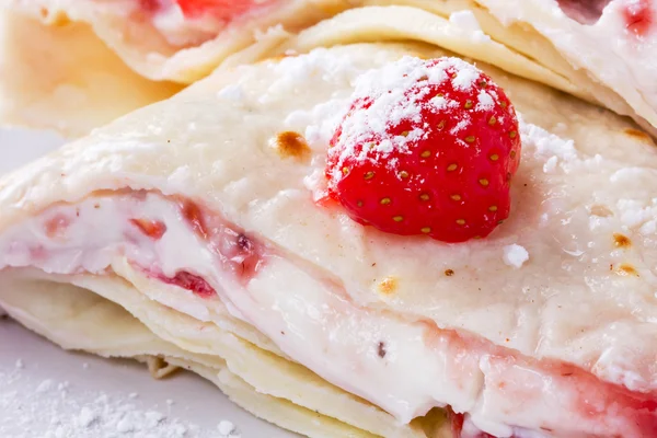 Mascarpone cheese pancakes with fresh strawberries — Stock Photo, Image