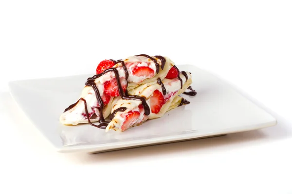 Mascarpone-Käse-Pfannkuchen mit frischen Erdbeeren — Stockfoto