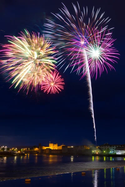 Fogos de artifício sobre o Castelo do Rei John em Limerick — Fotografia de Stock