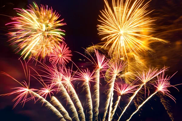 Vuurwerk in het nieuwe jaar — Stockfoto