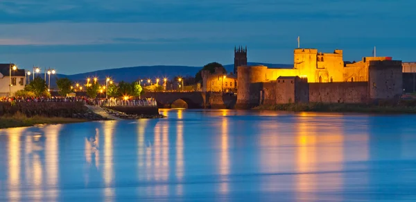 Castelo de Limerick cidade ao entardecer — Fotografia de Stock