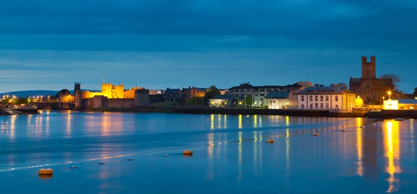 Panorama de la ciudad de Limerick al anochecer — Foto de Stock
