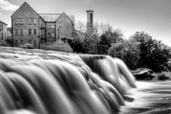 Ennistymon 的美丽瀑布 — 图库照片