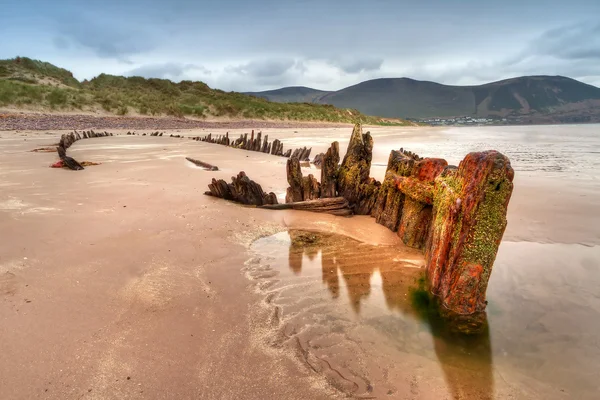 Nave naufragio sulla spiaggia irlandese — Foto Stock