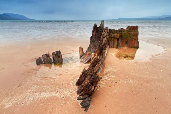 Schip wrak op Ierse strand — Stockfoto