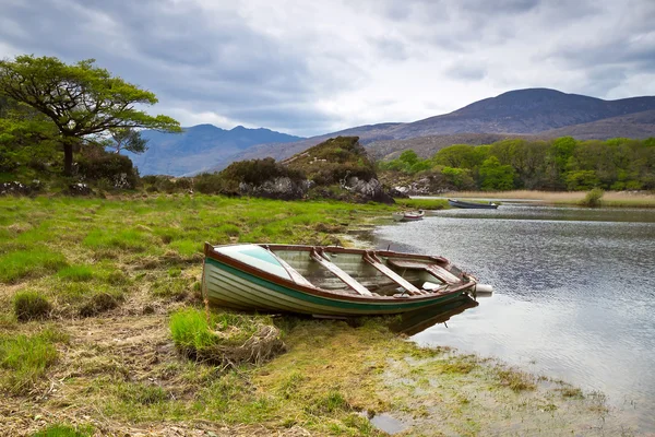 Bateau au lac Killarney dans le comté de Kerry — Photo