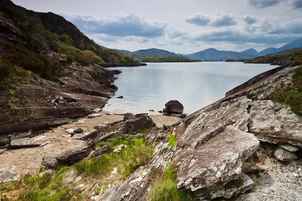 Killarney landskap med berg och sjö — Stockfoto