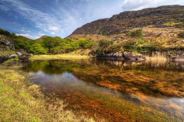 Killarney landskap med berg och sjö — Stockfoto