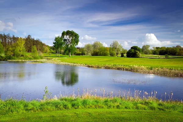 Campo de golfe idílico — Fotografia de Stock