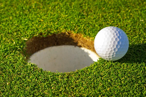 Golfboll nära hålet — Stockfoto
