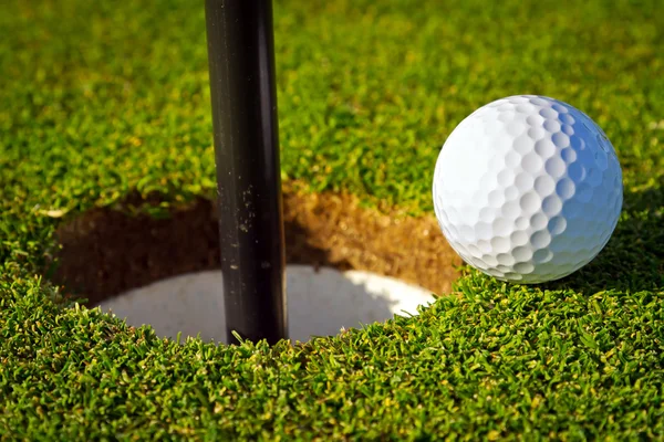 Golfball nahe dem Loch — Stockfoto