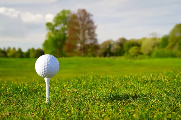 Golfbal op het gras — Stockfoto