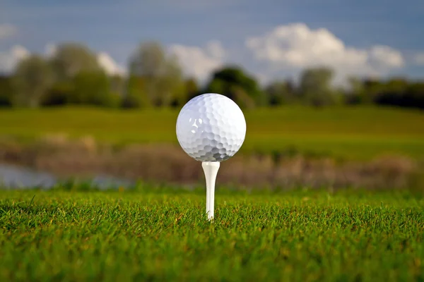 Pelota de golf en la hierba —  Fotos de Stock