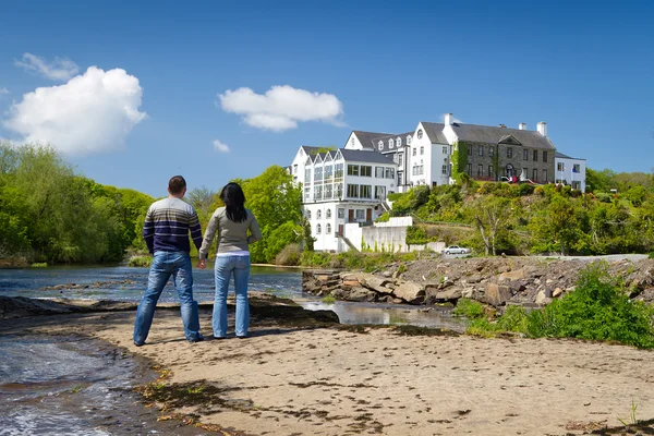 Par tillsammans i irländska landskap — Stockfoto