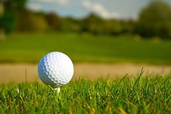 Pallina da golf sul bellissimo campo da golf — Foto Stock