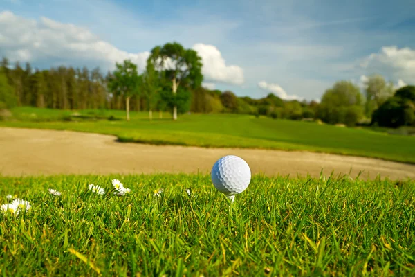 Pelota de golf en el hermoso campo de golf — Foto de Stock