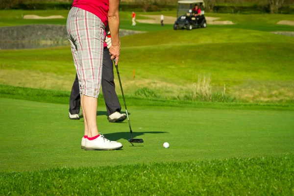 Gracz w golfa na polu golfowym — Zdjęcie stockowe