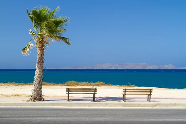 Lavičky u Egejského moře na Krétě — Stock fotografie