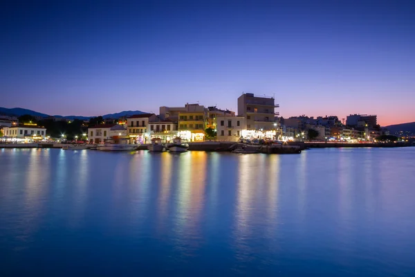 Agios Nikolaos város éjjel — Stock Fotó