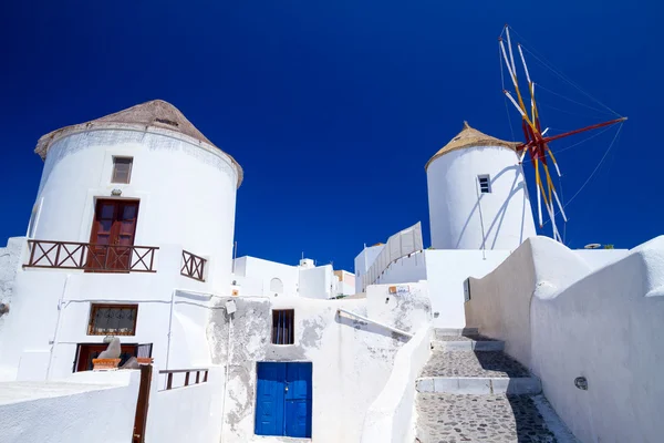 Mulino a vento del villaggio di Oia a Santorini — Foto Stock