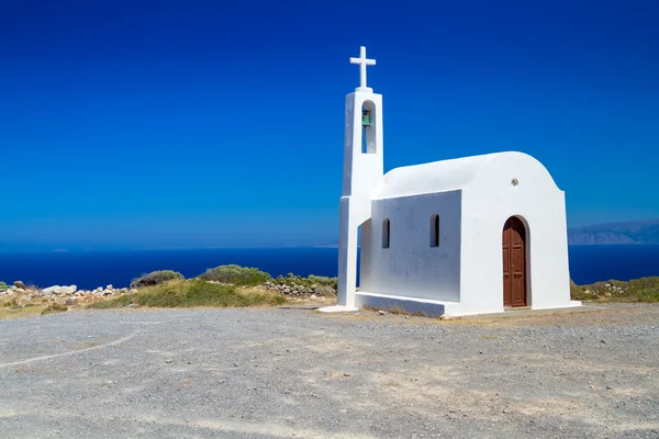 Pequena igreja branca na costa de Creta — Fotografia de Stock