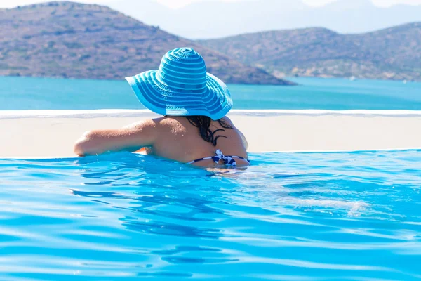 Kvinna i hatt avkopplande på simning bajs — Stockfoto