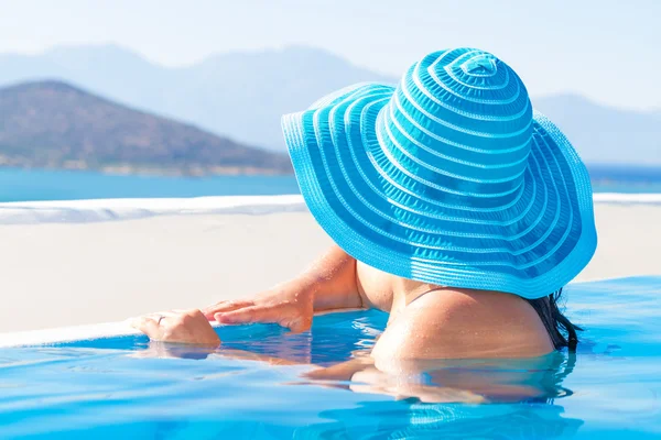 Vrouw in hoed ontspannen op zwemmen poo — Stockfoto
