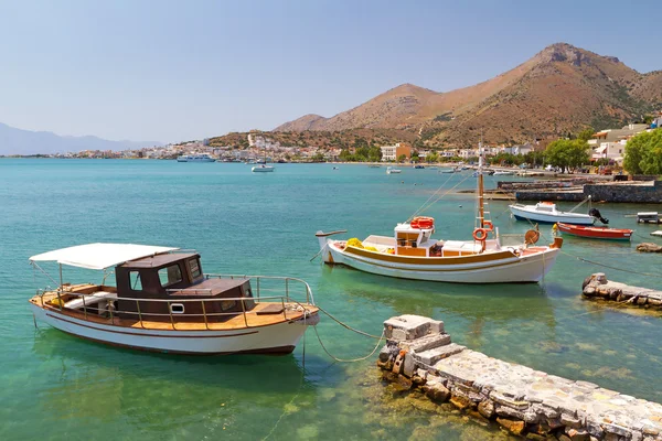 Pequeño barco pesquero en la costa de Creta —  Fotos de Stock