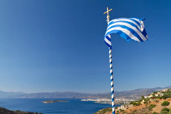 Bandeira grega no vento na baía de Mirabello — Fotografia de Stock