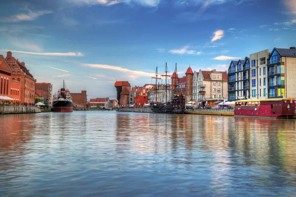 Haven met kraan in de oude stad van gdansk — Stockfoto