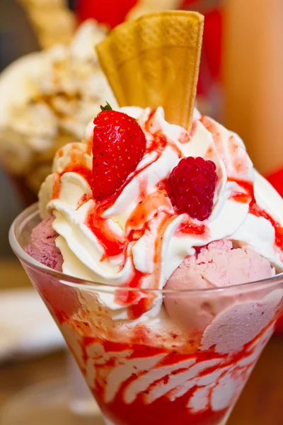 Dessert met ijs — Stockfoto