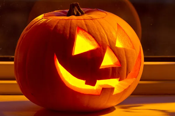 Halloween pumpa med skrämmande ansikte — Stockfoto