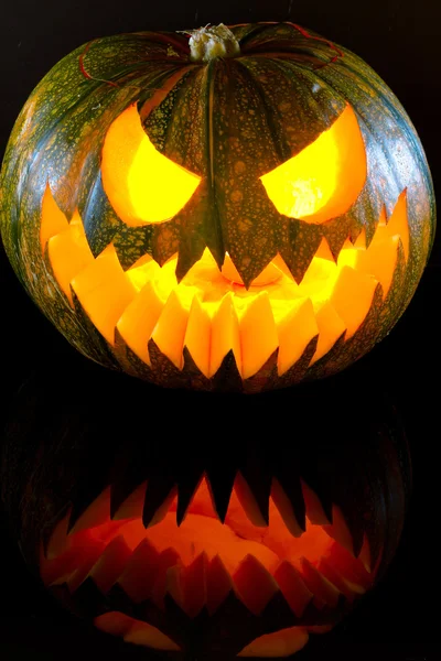 Halloween-Kürbis mit gruseligem Gesicht — Stockfoto