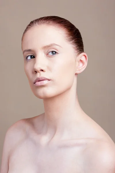 Retrato de mujer hermosa joven con maquillaje claro sobre fondo marrón — Foto de Stock